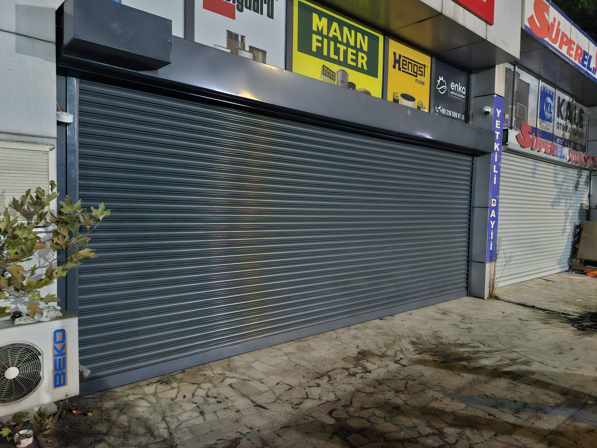 Ticari alan girişinde geniş antrasit otomatik kepenk